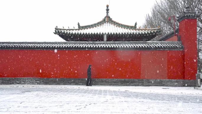 大雪中故宫门前红墙下的孤独行人升格