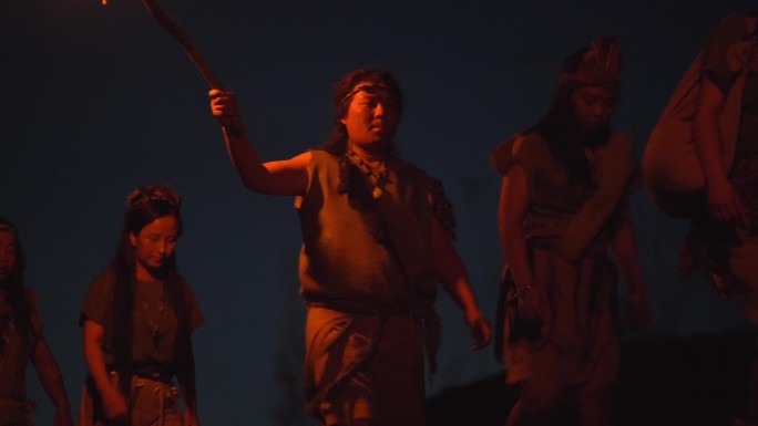 考古远古人迁徙原始人部落火把脚步民族融合
