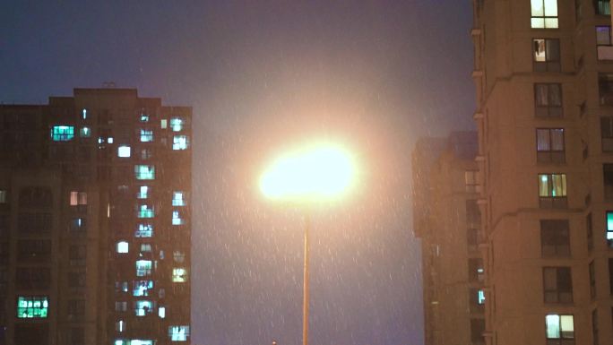 夜晚大雨中的城市路灯与居民楼