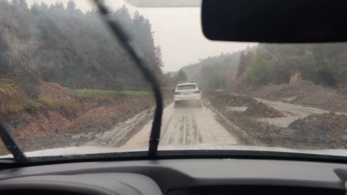 实拍警车行驶在泥泞道路上