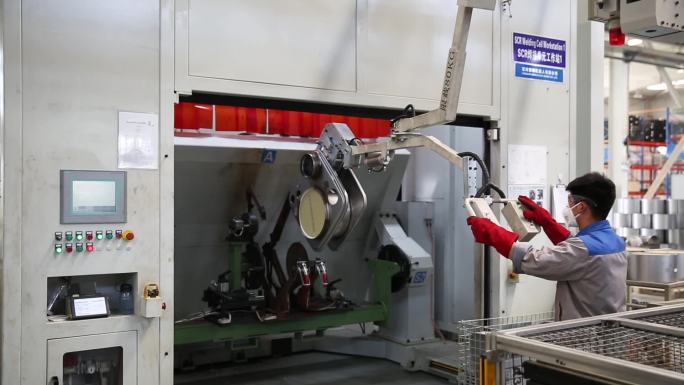机器人焊接自动化生产轮毂工厂工人生产设备