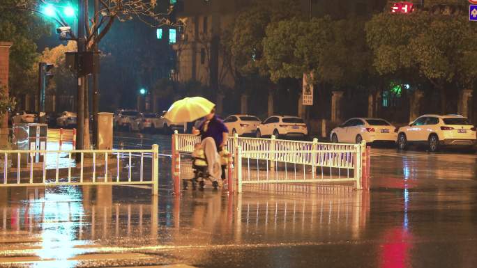 夜晚大雨后湿润的城市道路车辆川流不息