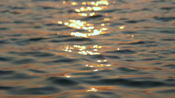 湖水夕阳倒影波浪水面波光粼粼