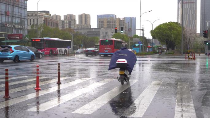 下雨天的城市