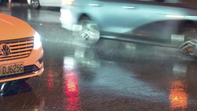 夜晚大雨后湿润的城市道路车辆川流不息