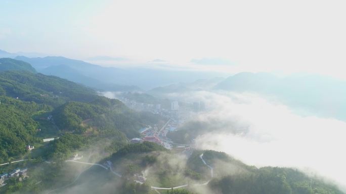 云雾乡镇 大山 四川 航拍