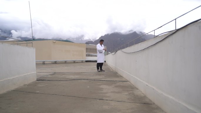 西藏科研人员查看气象
