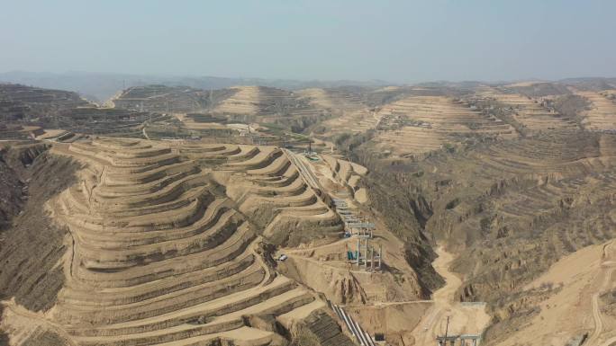 大山中的高速公路