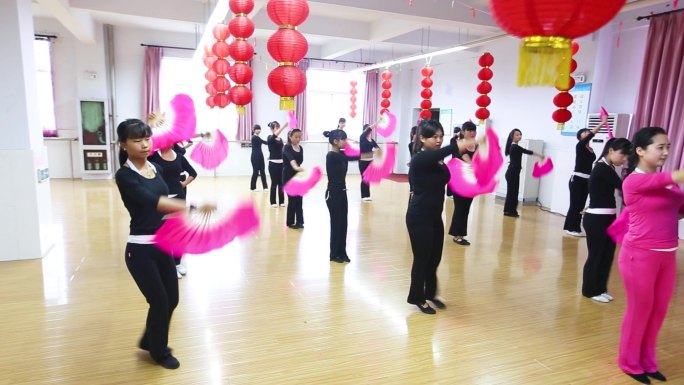 中职技校幼师专业学生舞蹈练习教学