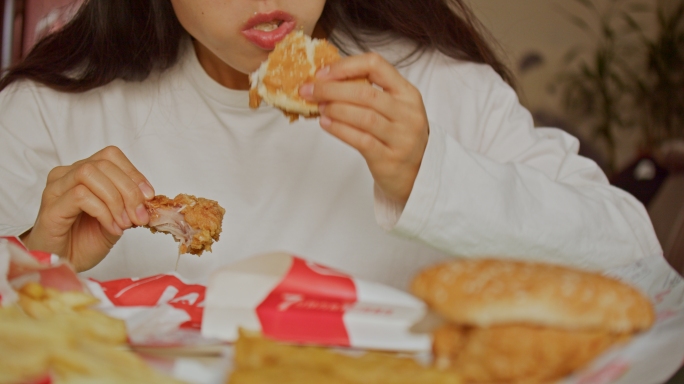 女人暴饮暴食吃汉堡不健康饮食