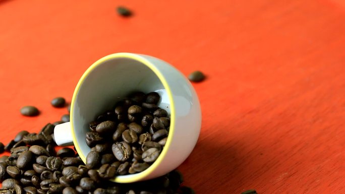 咖啡豆倾倒