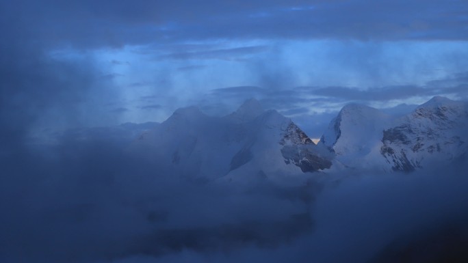 西藏洛扎县库拉岗日雪山航拍自然风光延时
