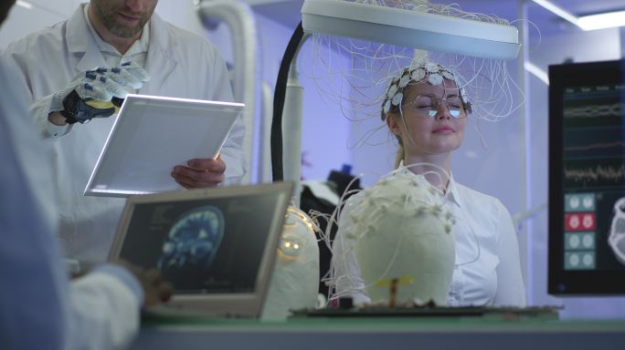 在神经学研究实验室里分析脑电波扫描机。