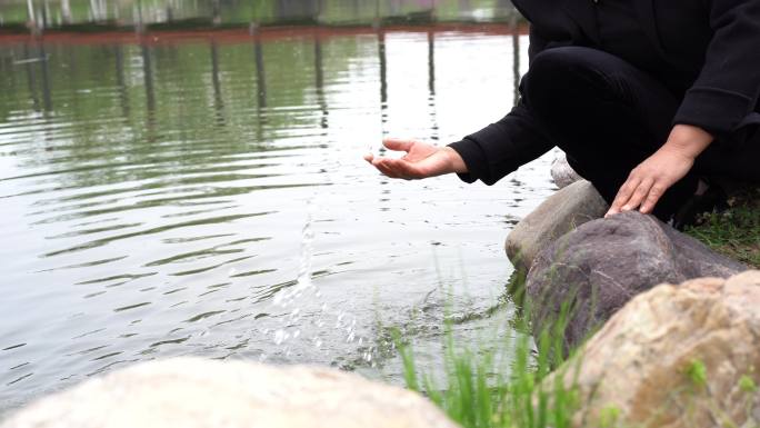 用手撩水 戏水 撩水