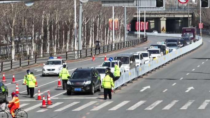 航拍疫情下交警指挥交通查酒驾交通管制