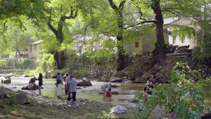 信阳新县西河湾旅游玩水的游客