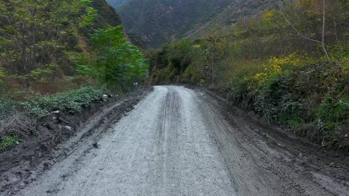 雨后泥泞的山区道路