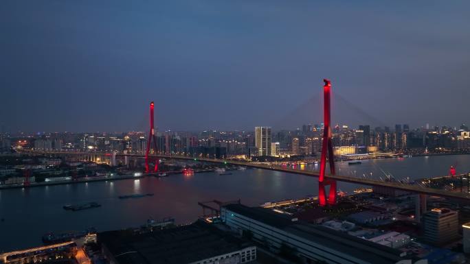 上海疫情封控下空荡的杨浦大桥2022