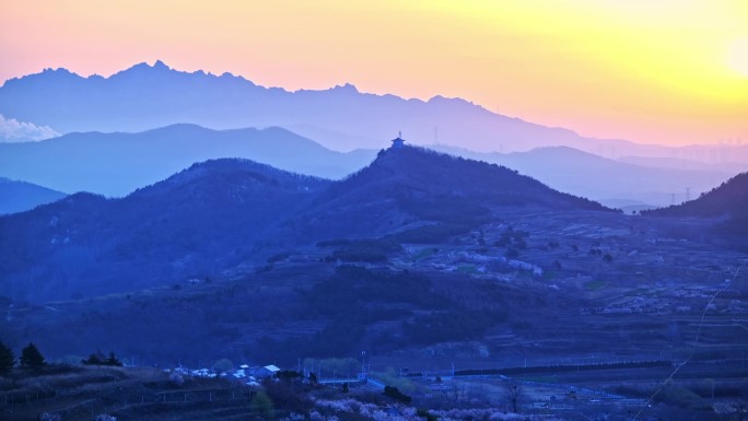 大山里日出景色