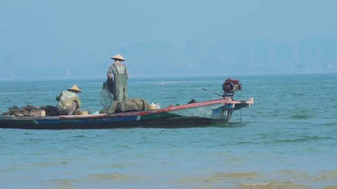 渔夫在海上捕鱼