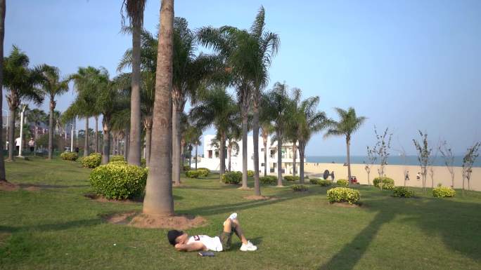 躺在草坪上的男人