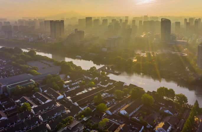 航拍延时夕阳杭州拱墅区京杭运河拱宸桥