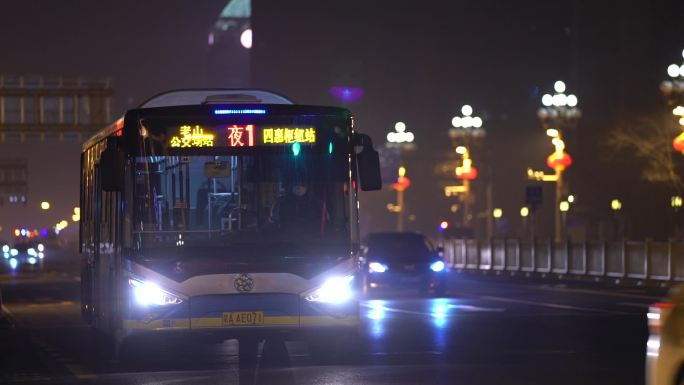 高清夜晚长安街大一路公交车