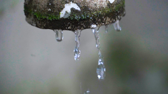 水滴高速滑落慢镜头保护水资源生命意境素材