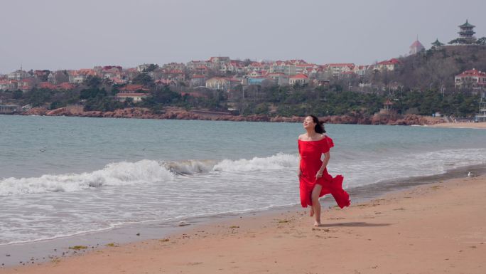 美女海边奔跑-红衣美女海边度假旅游休闲