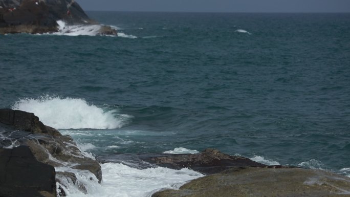 海浪拍打礁石