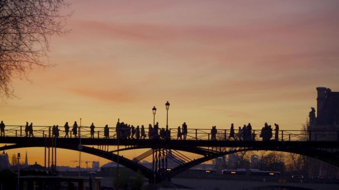 巴黎塞纳河畔桥 黄昏人流