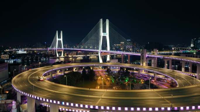 上海疫情封控下空荡的南浦大桥2022