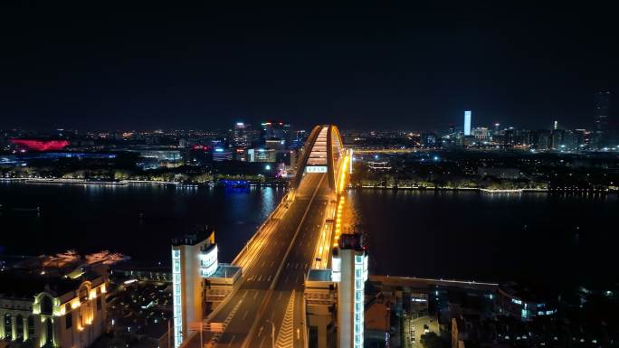 上海疫情封控下空荡的卢浦大桥2022