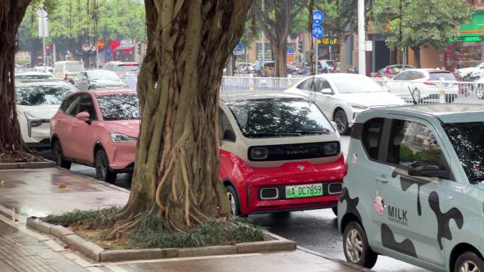 停靠在马路边上的绿色新能源小型代步车