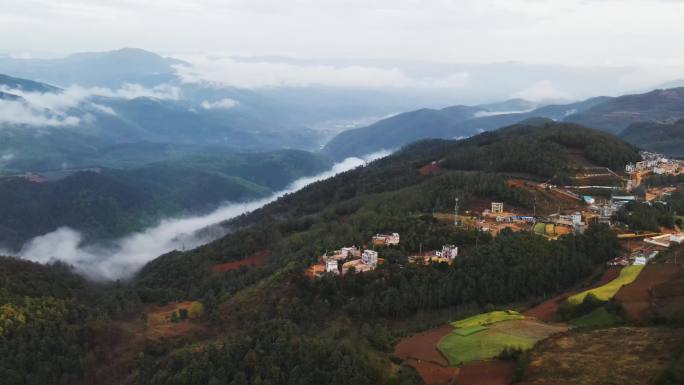 航拍大山里的村庄