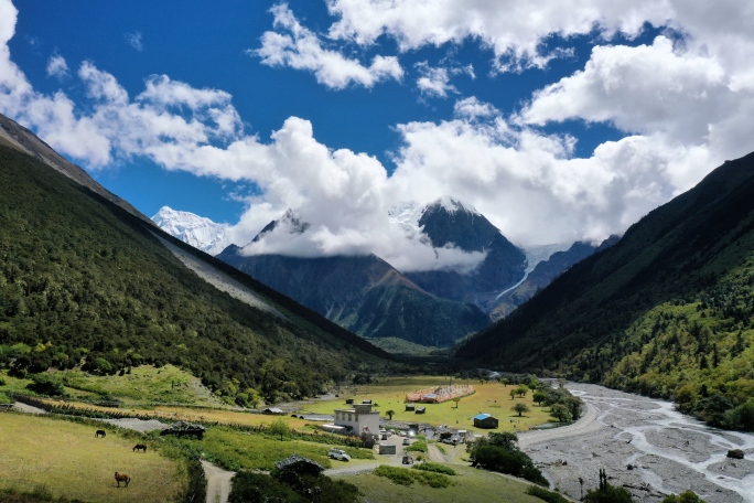 梅里雪山西侧甲应村