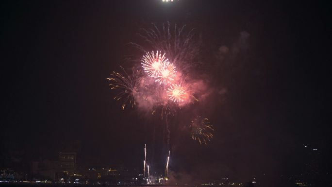 夜空中的烟花城市烟火灿烂辉煌跨年庆祝