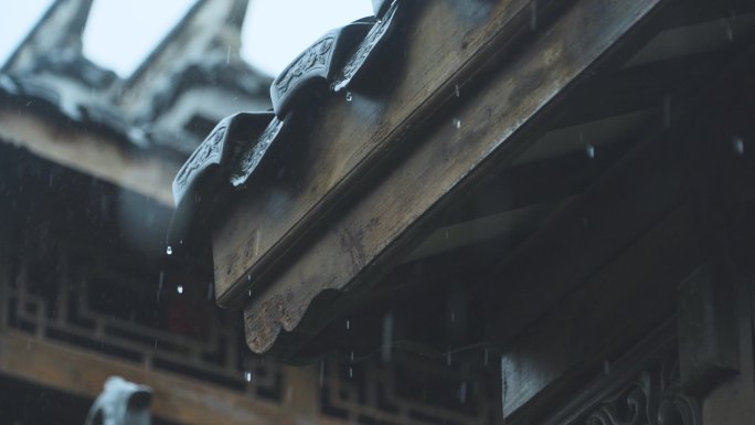 意境蒙蒙细雨南方梅雨季节江南雨季屋檐雨滴