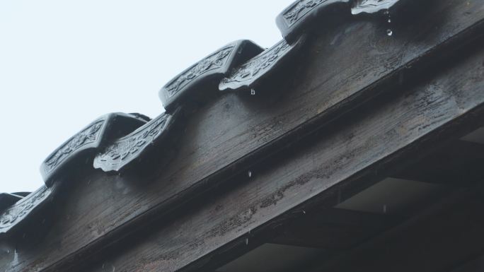 瓦房屋檐雨滴江南水乡阴雨绵绵下雨意境素材