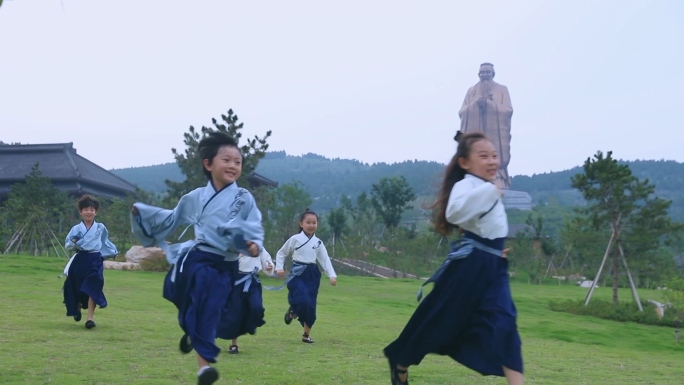 古装小朋友下课后草地奔跑在尼山圣境孔子像