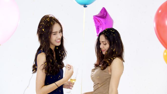 派对上跳舞的女人生日聚会举杯庆祝气球金粉