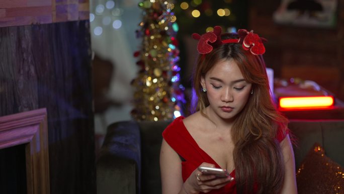 圣诞派上使用手机的女孩