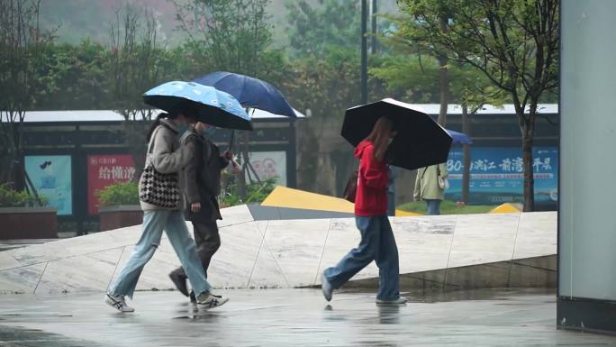 大雨 打伞 上班