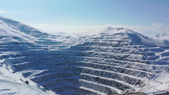 新疆可可托海3号矿坑航拍4k雪山