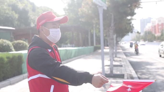 交通秩序维护青年志愿者在街路帮交警执勤