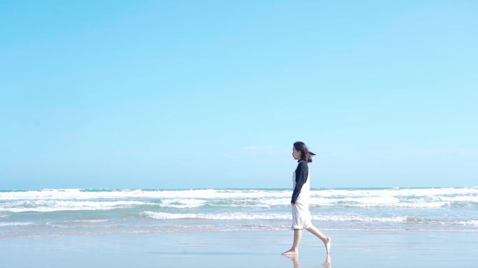 女孩在海边散步