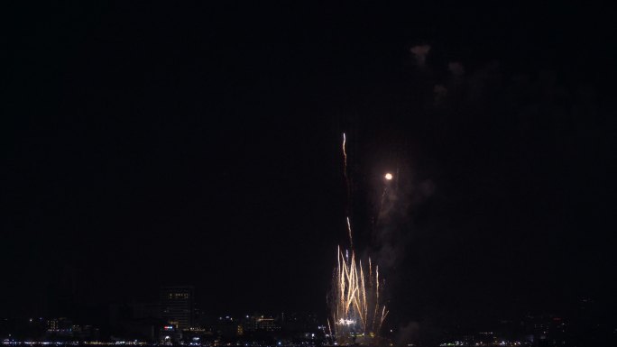 彩色节日烟花夜晚绽放爆竹视频夜空炮竹