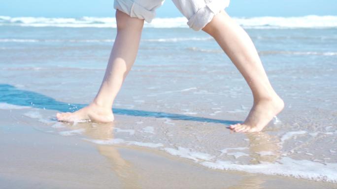 海边散步脚步特写