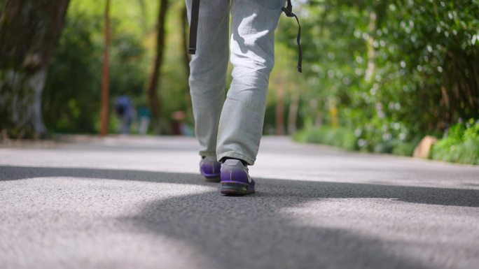 春天公园道路上走路年轻女孩轻快的脚步