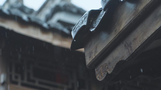 屋檐雨滴老屋下雨瓦房雨景江南雨季水滴滑落